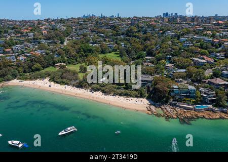 Vista aerea panoramica dei droni su Cobblers Bay e Chinamans Beach a Mosman, area delle spiagge settentrionali di Sydney, Australia. Foto Stock