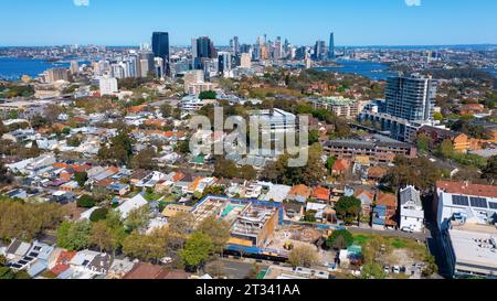 Vista aerea panoramica con droni di North Sydney verso il quartiere centrale degli affari di Sydney e il porto di Sydney Foto Stock