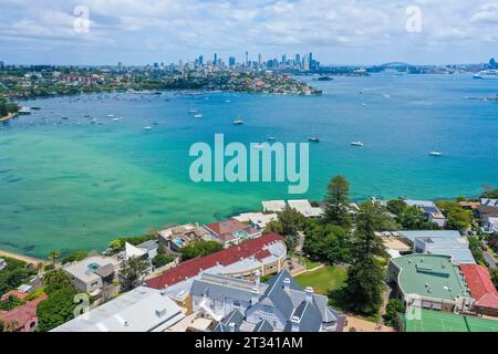 Vista aerea con droni di Rose Bay, sobborgo orientale di Sydney con Harbour Bridge e Opera House in lontananza Foto Stock