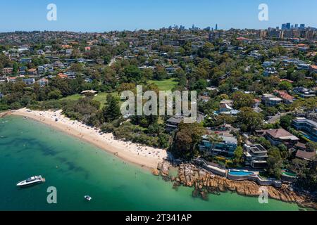 Vista aerea panoramica dei droni su Cobblers Bay e Chinamans Beach a Mosman, area delle spiagge settentrionali di Sydney, Australia. Foto Stock