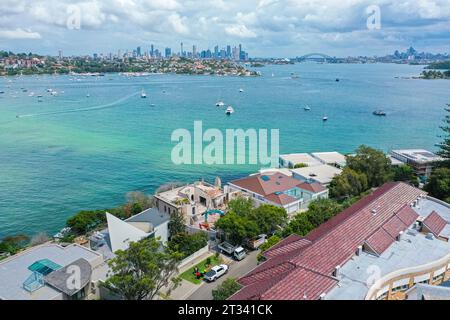 Vista aerea con droni di Rose Bay, sobborgo orientale di Sydney con Harbour Bridge e Opera House in lontananza Foto Stock