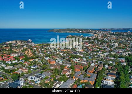 Vista aerea panoramica dei droni su Freshwater, Queenscliff e Manly nella zona delle spiagge settentrionali di Sydney, NSW Australia Foto Stock