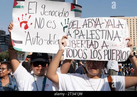 marcia pro-Palestina, città del Messico, Messico. 22 ottobre 2023. I manifestanti tengono cartelli che dicono "il genocidio non è autodifesa”. Migliaia di persone protestano a città del Messico, mentre cantano ripetutamente ÕItÕs non una guerra. ItÕs genocidio». Molte persone sventolavano bandiere palestinesi, altre indossavano un keffiyeh in solidarietà con il popolo palestinese. Vari gruppi formarono parte della marcia tra cui il Partito Comunista messicano, attivisti pro-aborto e gruppi LGBTQ. Crediti: Lexie Harrison-Cripps/Alamy Live News Foto Stock