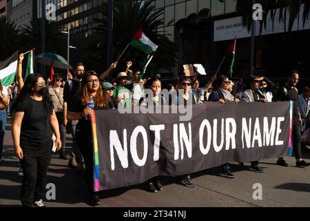 marcia pro-Palestina, città del Messico, Messico. 22 ottobre 2023. I manifestanti alzano uno striscione che dice "non in nostro nome”. Migliaia di persone protestano a città del Messico, mentre cantano ripetutamente ÕItÕs non una guerra. ItÕs genocidio». Molte persone sventolavano bandiere palestinesi, altre indossavano un keffiyeh in solidarietà con il popolo palestinese. Vari gruppi formarono parte della marcia tra cui il Partito Comunista messicano, attivisti pro-aborto e gruppi LGBTQ. Crediti: Lexie Harrison-Cripps/Alamy Live News Foto Stock