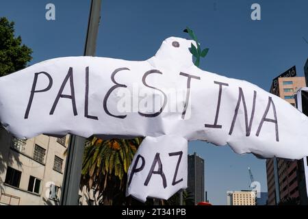 marcia pro-Palestina, città del Messico, Messico. 22 ottobre 2023. Una colomba di carta si libra sopra la folla dicendo "Pace in Palestina”. Migliaia di persone protestano a città del Messico, mentre cantano ripetutamente ÕItÕs non una guerra. ItÕs genocidio». Molte persone sventolavano bandiere palestinesi, altre indossavano un keffiyeh in solidarietà con il popolo palestinese. Vari gruppi formarono parte della marcia tra cui il Partito Comunista messicano, attivisti pro-aborto e gruppi LGBTQ. Crediti: Lexie Harrison-Cripps/Alamy Live News Foto Stock