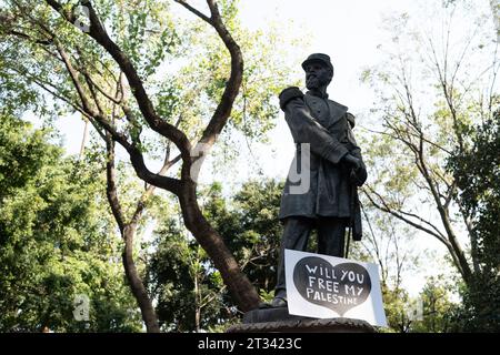 marcia pro-Palestina, città del Messico, Messico. 22 ottobre 2023. Una statua è decorata con un cartello che dice: "Libererai la mia Palestina?”. Migliaia di persone protestano a città del Messico, mentre cantano ripetutamente ÕItÕs non una guerra. ItÕs genocidio». Molte persone sventolavano bandiere palestinesi, altre indossavano un keffiyeh in solidarietà con il popolo palestinese. Vari gruppi formarono parte della marcia tra cui il Partito Comunista messicano, attivisti pro-aborto e gruppi LGBTQ. Crediti: Lexie Harrison-Cripps/Alamy Live News Foto Stock
