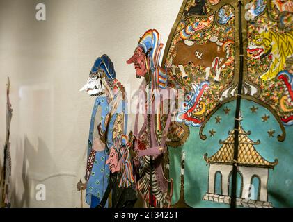 Wayang kulit, marionette ombra, un'arte tradizionale giavanese, di Giava, Indonesia. Foto Stock