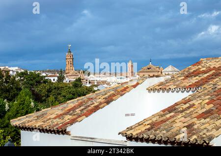 ANTEQUERA, SPAGNA - 17 SETTEMBRE 2023: Vista panoramica della storica città andalusa di Antequera, Spagna, il 17 settembre 2023 Foto Stock