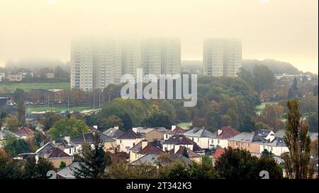 Glasgow, Scozia, Regno Unito. 23 ottobre 2023. Tempo nel Regno Unito: L'inizio della nebbia è sceso dall'alto verso il basso la nebbia ha visto le torri di lincoln avenue mentre le temperature calavano durante la notte. Credit Gerard Ferry/Alamy Live News Foto Stock