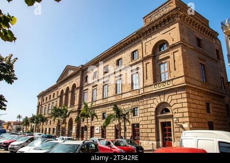 MILAZZO, SICILIA, Italia - 3 ottobre 2023 - Municipio. Il progetto del palazzo fu progettato dall'architetto messinese Salvatore Richichi e Dates Foto Stock