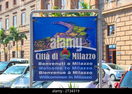 MILAZZO, SICILIA, Italia - 3 ottobre 2023. Attenzione selettiva al cartello di benvenuto nel centro di Milazzo con una mappa della città sopra blurr Foto Stock