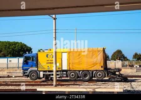 MILAZZO, SICILIA, Italia - 3 ottobre 2023. Il robot mobile per la saldatura su rotaie APT 1500 RL viene guidato lungo la strada fino al cantiere, posizionato sui binari, Foto Stock