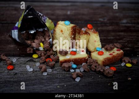 ​​chocolate torta a fette con biscotti Foto Stock