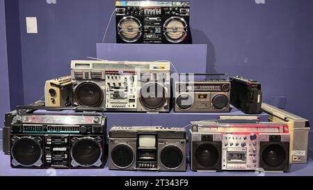 dettaglio di diverse vecchie cassette radio Foto Stock