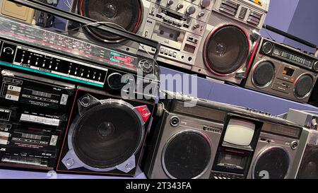 dettaglio di diverse vecchie cassette radio Foto Stock