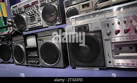 dettaglio di diverse vecchie cassette radio Foto Stock