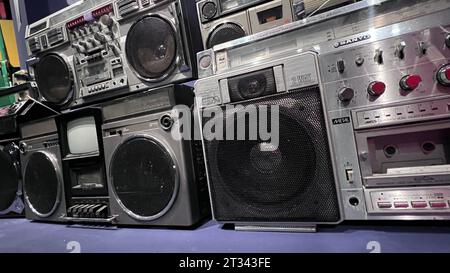 dettaglio di diverse vecchie cassette radio Foto Stock