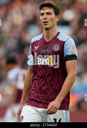 Birmingham, Regno Unito. 22 ottobre 2023. Pau Torres dell'Aston Villa durante la partita di Premier League a Villa Park, Birmingham. Il credito fotografico dovrebbe leggere: Andrew Yates/Sportimage Credit: Sportimage Ltd/Alamy Live News Foto Stock