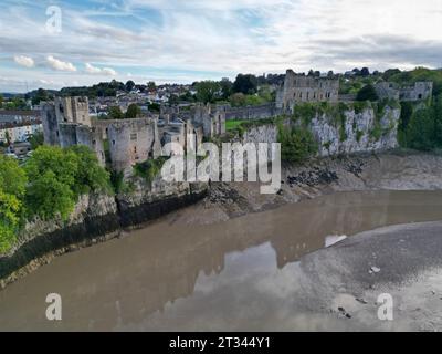 Vista aerea del castello di Chepstow e del fiume Wye, con la città di Chepstow alle spalle. Agosto settembre 2023 Foto Stock