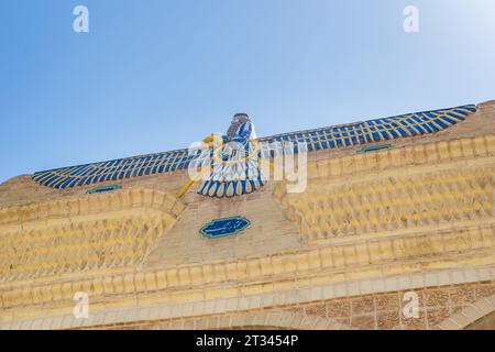 Antico simbolo religioso zoroastriano sul tetto del Museo di storia zoroastriana di Yazd, Iran Foto Stock