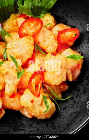 Filetto di merluzzo fritto Wok in pastella con peperoncino e verdure Foto Stock