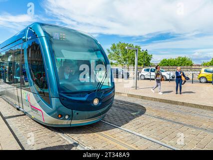 I passeggeri che arrivano e fanno la fila per prendere e partire da un tram Transports Bordeaux Métropole (TBM) a Bordeaux, una città portuale nel sud-ovest della Francia Foto Stock