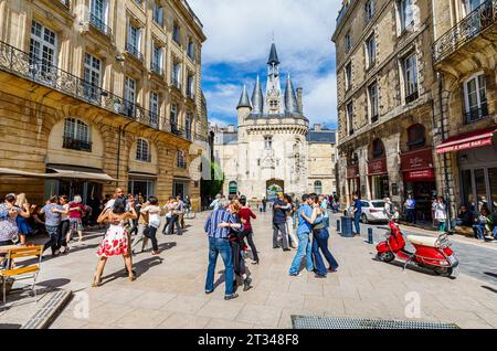 Ballerini che ballano al Bordeaux City Tango Festival di porte Cailhau storica porta della città di Bordeaux, una città portuale nel sud-ovest della Francia Foto Stock