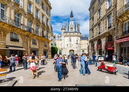 Ballerini che ballano al Bordeaux City Tango Festival di porte Cailhau storica porta della città di Bordeaux, una città portuale nel sud-ovest della Francia Foto Stock