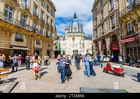 Ballerini che ballano al Bordeaux City Tango Festival di porte Cailhau storica porta della città di Bordeaux, una città portuale nel sud-ovest della Francia Foto Stock