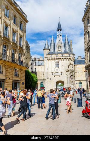 Ballerini che ballano al Bordeaux City Tango Festival di porte Cailhau storica porta della città di Bordeaux, una città portuale nel sud-ovest della Francia Foto Stock