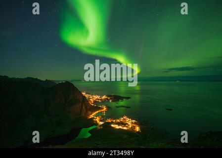 Aurora boreale sul villaggio costiero, Moskenesoya, Lofoten, Norvegia Foto Stock