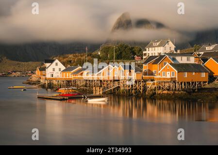 Sakrisoy, Moskenesoya, Isole Lofoten, Norvegia Foto Stock