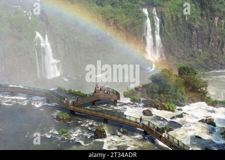 Splendida vista sulla verde foresta pluviale atlantica e sulle cascate Foto Stock