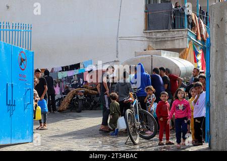 Gaza. 22 ottobre 2023. I bambini prendono l'acqua in una scuola di accoglienza nella parte meridionale della Striscia di Gaza, nella città di Khan Younis, 22 ottobre 2023. Il bilancio delle vittime dei palestinesi per attacchi aerei israeliani sulla Striscia di Gaza è salito a 4.651, secondo il Ministero della salute gestito da Hamas domenica. Crediti: Rizek Abdeljawad/Xinhua/Alamy Live News Foto Stock