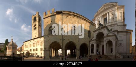 Cattedrale di Sant'Alessandro Martire a Bergamo, con gli archi del Palazzo della ragione e di Campanone Foto Stock