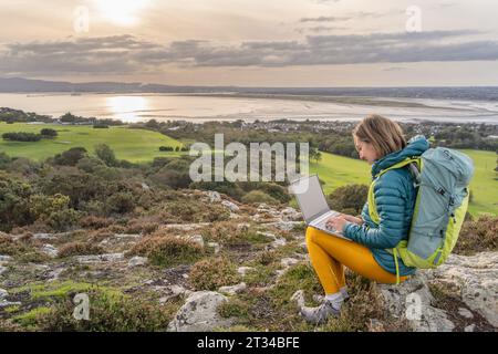 Imprenditrice nomade digitale che lavora con il suo notebook all'aperto Foto Stock