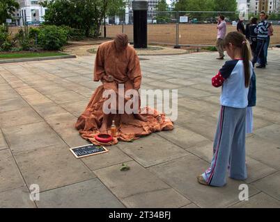 Ragazza e intrattenitore di strada vestita da Alchimista. Londra, Regno Unito. Foto Stock