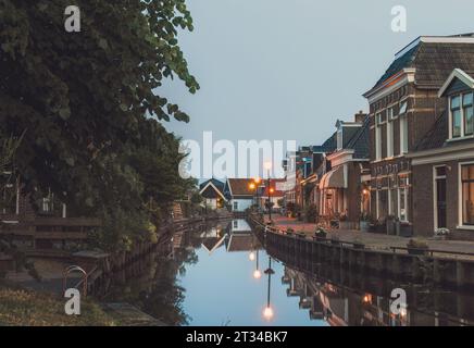 Case d'epoca con il loro riflesso nel canale nei Paesi Bassi Foto Stock