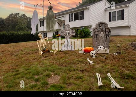 Decorazioni spaventose di Halloween; scheletri; cimitero Foto Stock