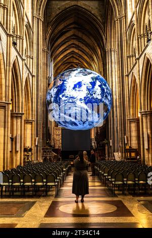 L'opera d'arte itinerante, Gaia dell'artista Luke Jerram, all'interno della cattedrale di Truro nel centro della città di Truro, in Cornovaglia, nel Regno Unito. Foto Stock