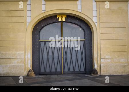 Porta nel cortile del Castello di Praga, Praga, Repubblica Ceca Foto Stock