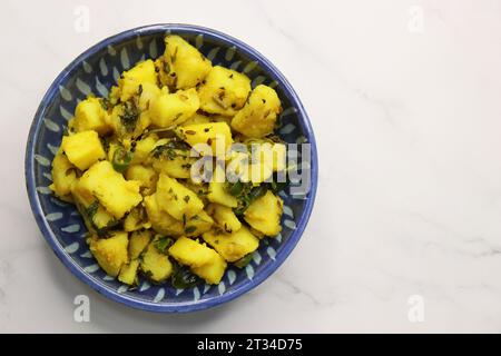 Indiano bollito purè di patate curry o sabzi. Alu ki sukhi sabzi. Conosciuto anche come Batatyachi suki bhaji a Marathi. Ideale per puri bhaji o vada pav. Foto Stock