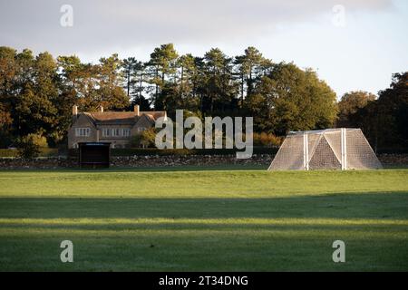 Campo sportivo del villaggio di Chadlington, mattina presto in autunno, Oxfordshire, Inghilterra, Regno Unito Foto Stock