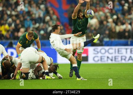 L'inglese Alex Mitchell e il sudafricano Eben Etzebeth durante la partita di semifinale della Coppa del mondo di rugby 2023 tra Inghilterra e Sudafrica allo Stade de France di Saint-Denis, in Francia, il 21 ottobre 2023. Crediti: FAR EAST PRESS/AFLO/Alamy Live News Foto Stock