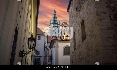 La strada vicino al Castello di Praga e la torre di San Cattedrale di Vitus, Praga, Repubblica Ceca Foto Stock