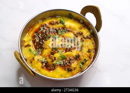 Cibo popolare giallo dal Tadka o curry di lenticchie. Cibo indiano sano nutriente di conforto dal Chawal. Supercibo ricco di proteine. copia spazio. Pili dal. Foto Stock