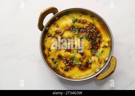 Cibo popolare giallo dal Tadka o curry di lenticchie. Cibo indiano sano nutriente di conforto dal Chawal. Supercibo ricco di proteine. copia spazio. Pili dal. Foto Stock