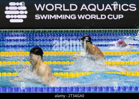 Budapest. 22 ottobre 2023. Qin Haiyang (L) della Cina gareggia durante la finale maschile di corsa al seno dei 200 m alla World Aquatics Swimming World Cup 2023 a Budapest, in Ungheria, il 22 ottobre 2023. Crediti: Attila Volgyi/Xinhua/Alamy Live News Foto Stock