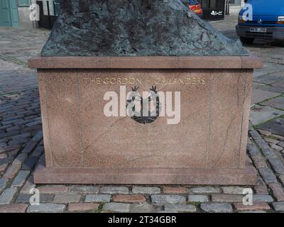 ABERDEEN, Regno Unito - 14 SETTEMBRE 2023: La statua di Gordon Highlanders dello scultore Mark Richards intorno al 2011 Foto Stock