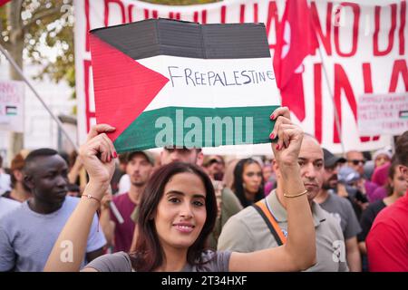 Una manifestazione di solidarietà con il popolo palestinese contro le operazioni militari israeliane nella Striscia di Gaza. Torino, Italia - 14 ottobre 2023 Foto Stock